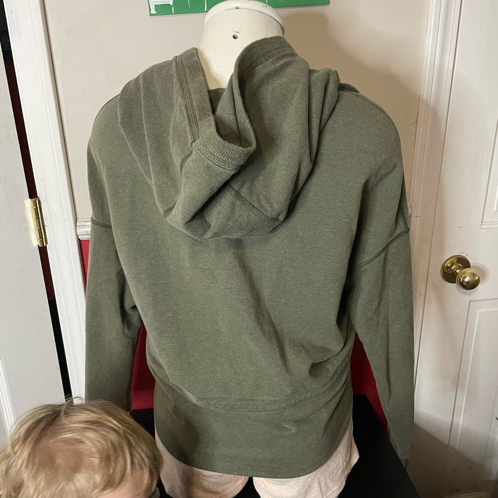 🎉Lululemon Forest Green Zip Up Jacket! GUC! Size 2 - Picture 2 of 3